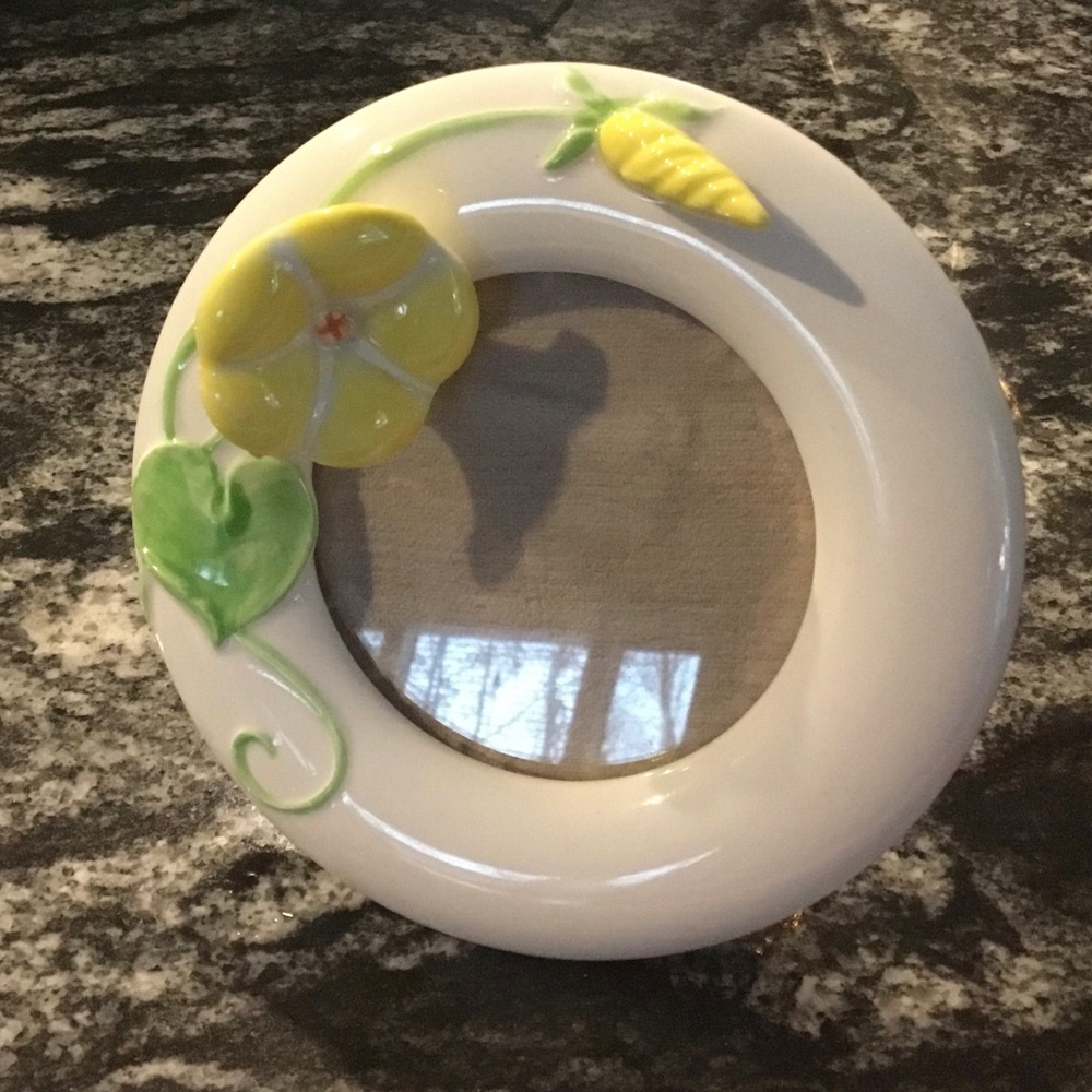 Fitz and Floyd round, 5” white frame with flower